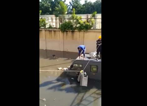 انتشال ملايين الجنيهات من المياه في الاسكندرية